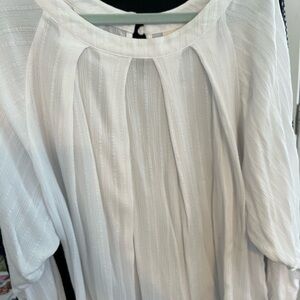 WOMEN’S UNIVERSAL THREADS WHITE TOP